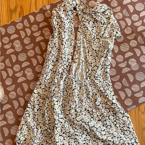 FOREVER 21 Open Back Daisy Dress - Picture 3 of 3